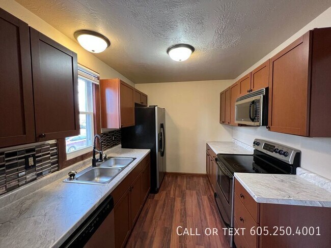 Foto del edificio - 4 Bedroom 2 Bathroom w/ Single Stall Garag...