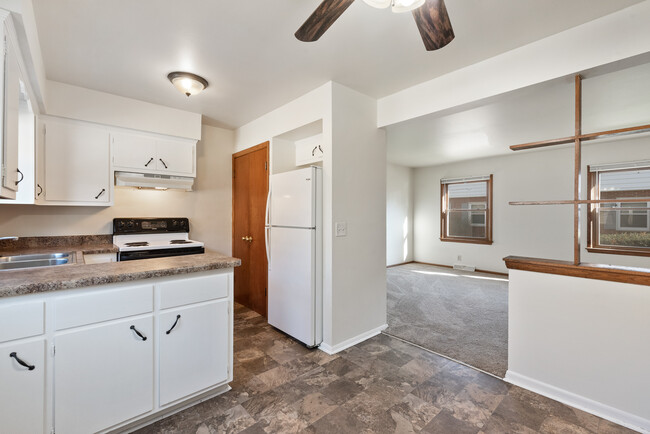 Kitchen - 2827 W Oriole Dr