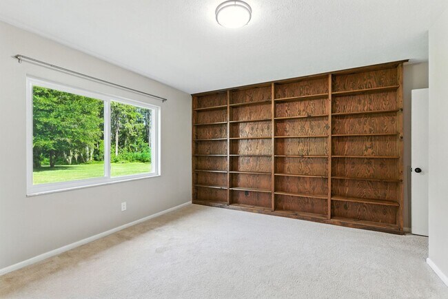 Building Photo - 2205 Henley Rd