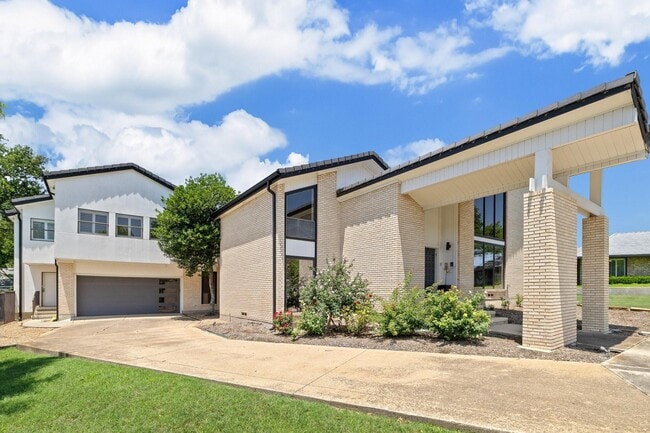Building Photo - 10811 Royal Park Dr
