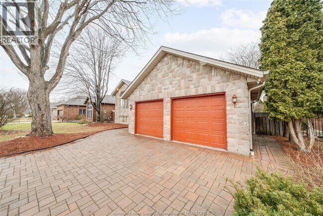 Photo du bâtiment - 3890 Northway Ave