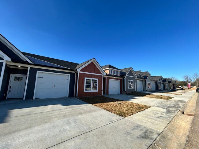 Foto del edificio - BRAND NEW Charming 2 Beds, 2 Baths, 1 Car ...