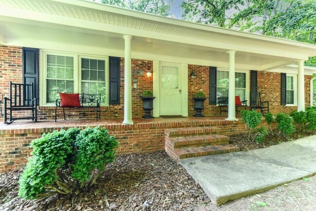 Foto del edificio - 4801 Sweetbriar Rd