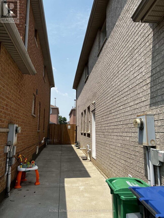 Building Photo - 633 Mirage Pl