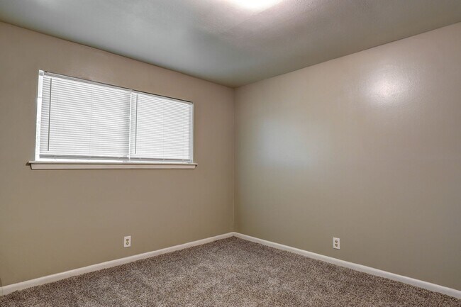 Foto del edificio - COMING SOON: 2 Bedroom 1 Bathroom Triplex