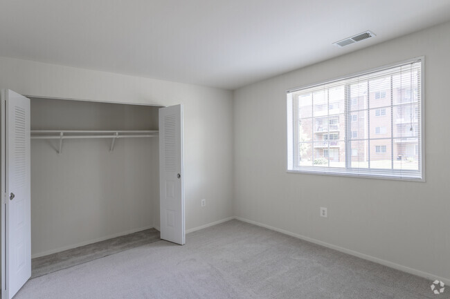 2HAB, 1BA - 940 ft² - Village Square West Apartments