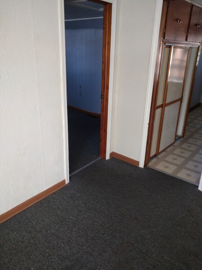 2 bedroom unit with new carpet. - 944 Park Ave