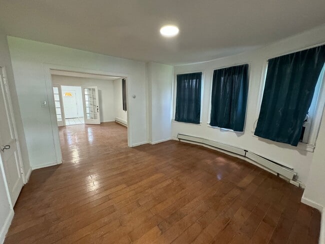 Building Photo - Updated 3-Bed Home with Spacious Backyard