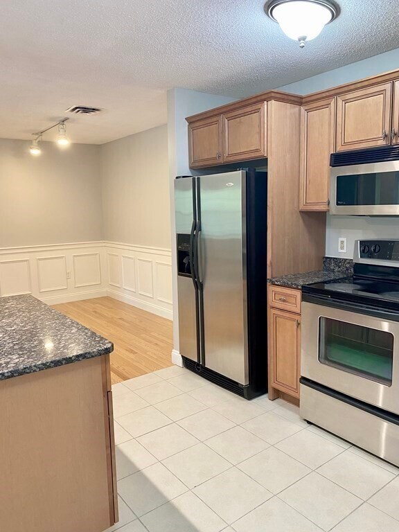 Building Photo - 1000 Spring Valley Dr