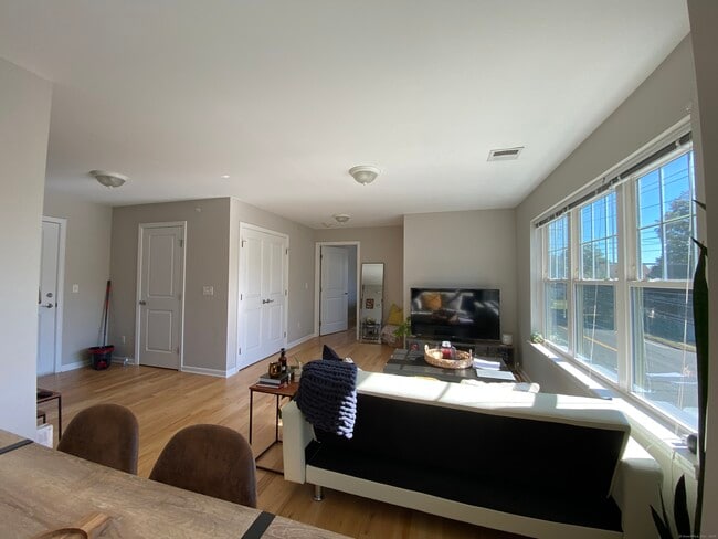 Foto del edificio - 314 Bridgeport Ave
