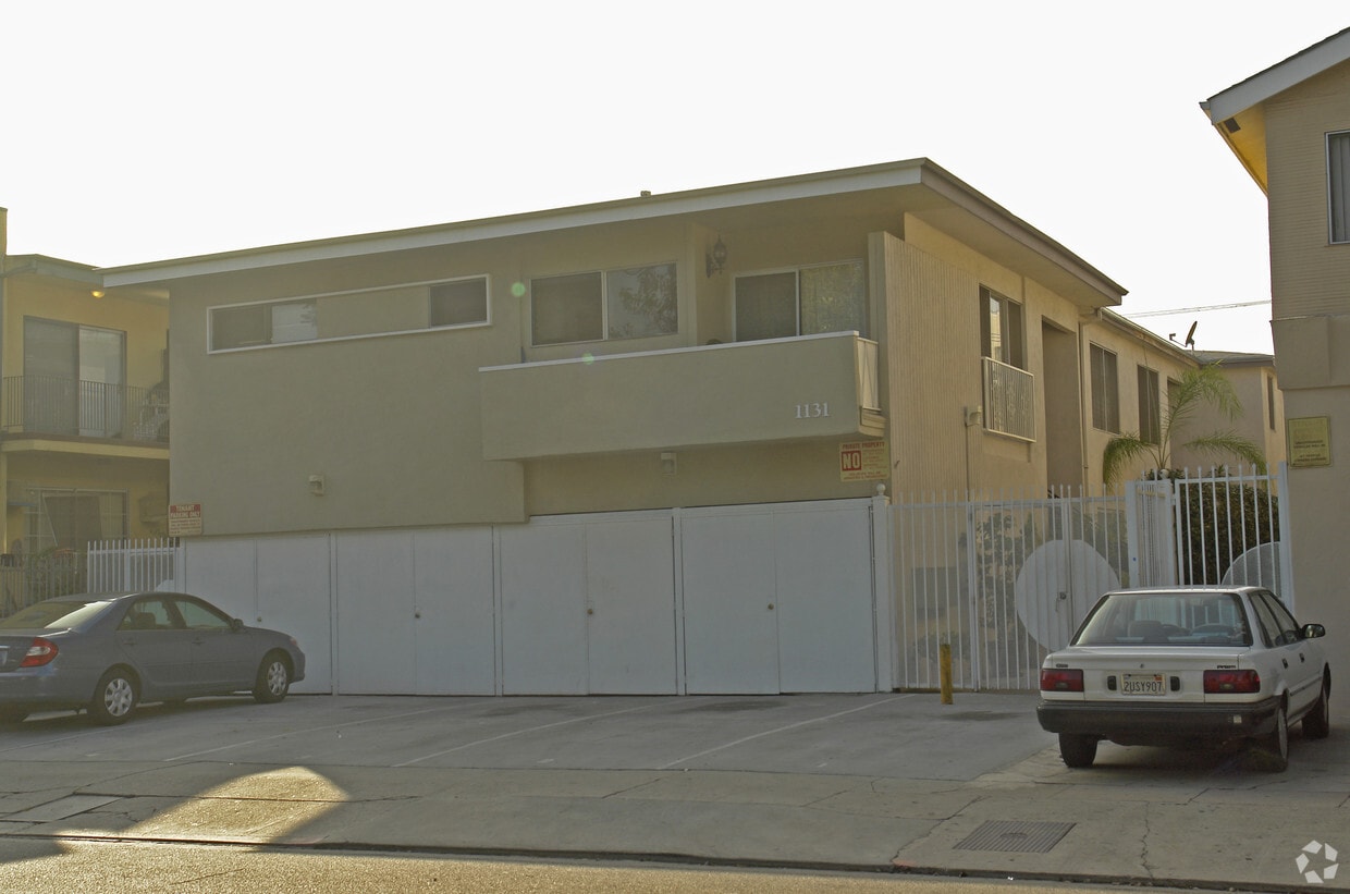 Building Photo - 1131 N Beachwood Dr