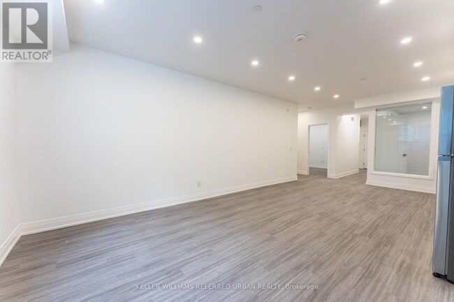 Photo du bâtiment - 475-475 Queen St W