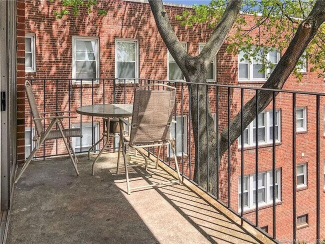 Foto del edificio - 87 Glenbrook Rd