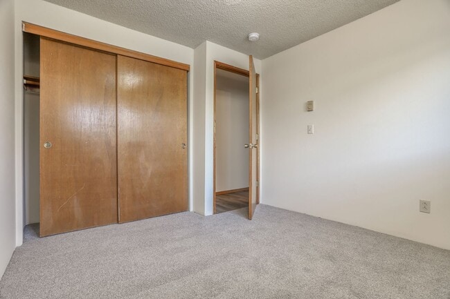 Building Photo - 2 Bedroom Duplex W/ attached garage in Was...