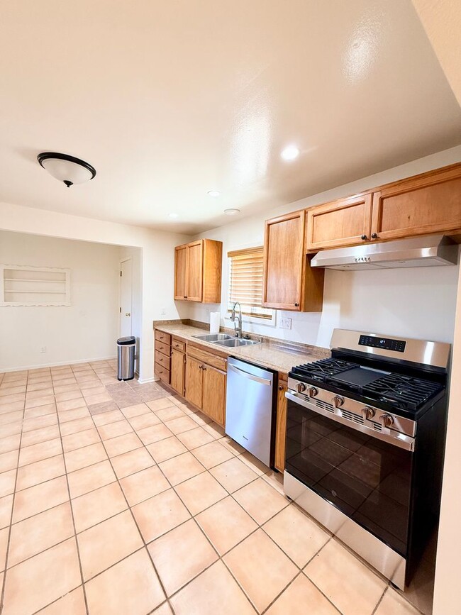 Building Photo - Luxury 1 Bedroom 1 Bathroom Available Now!