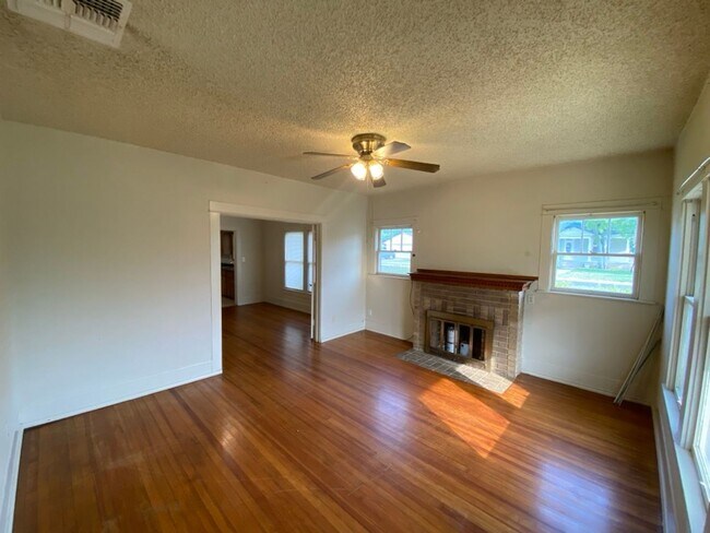 Foto del edificio - SPACIOUS 2 Bedroom 1 Bath Home!