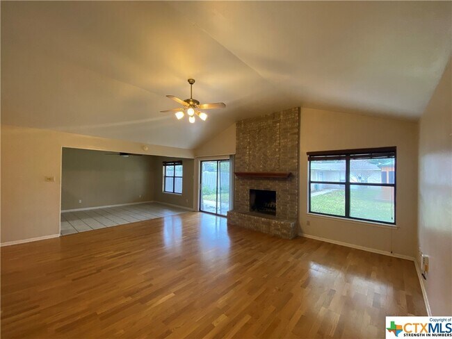 Foto del edificio - 1327 Lakewinds Cir