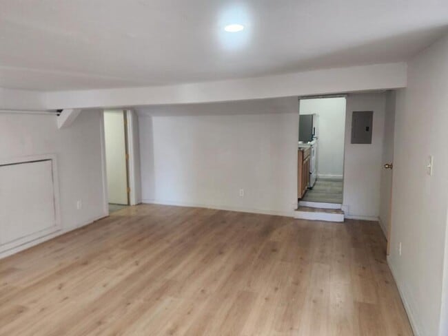 Building Photo - 116 E Main St