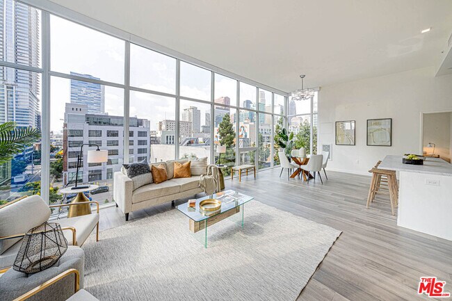 Foto del edificio - 1050 S Grand Ave