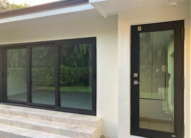 Foto del edificio - 607 Palermo Ave