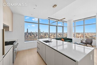 Building Photo - 3 Ct Square W