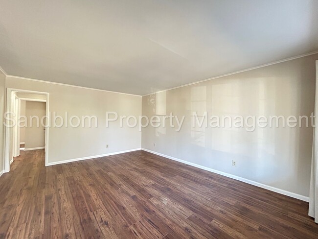 Building Photo - For Lease | Midtown Duplex | $1100 Rent