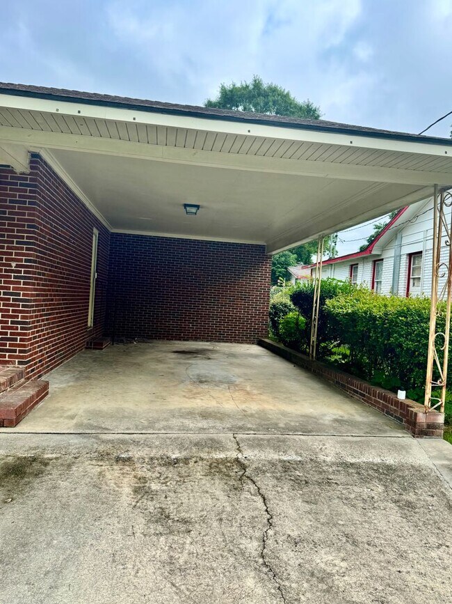 Foto del edificio - 4 Bed 2 Bath Brick House