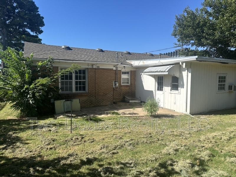 Building Photo - 745 SW 52nd St