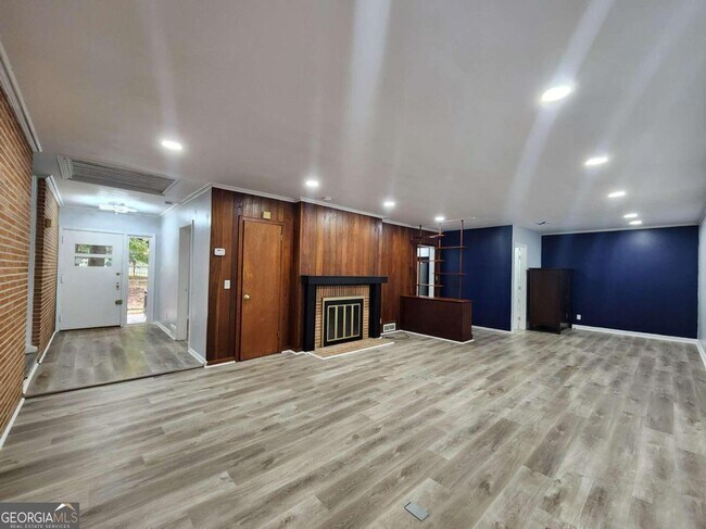 Building Photo - 4021 Sheldon Dr NE