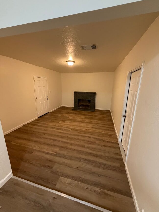 Building Photo - Clovis home for rent.