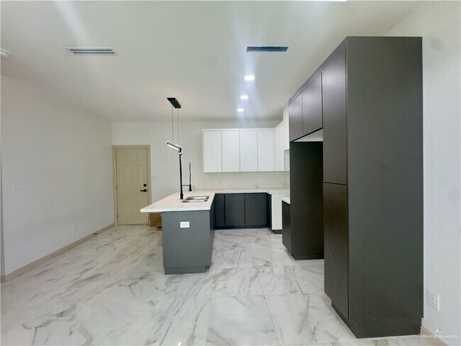 Foto del edificio - 1303 Rosewood Ln