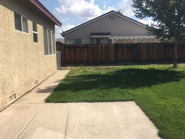 Building Photo - 3 bedroom, 2 bath home in South Meadows