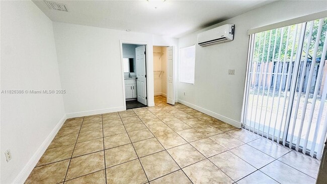 Building Photo - 531 SW 38th Terrace