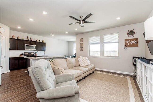 Building Photo - 717 W Lakeshore Landing Dr