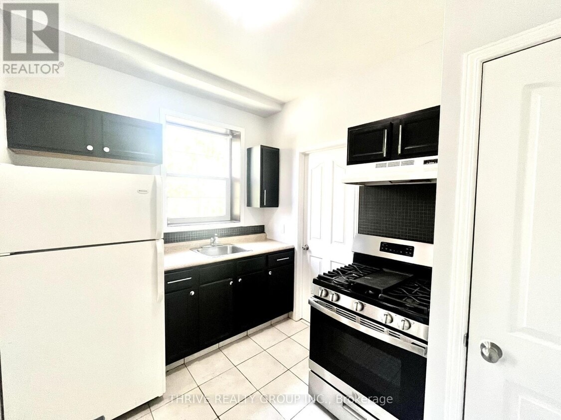 Primary Photo - 8-1 WAVERLEY Pl