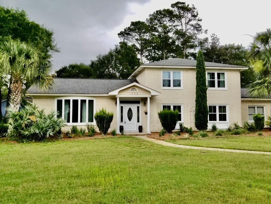 Primary Photo - Charming 4 Bedroom Home with Saltwater Poo...