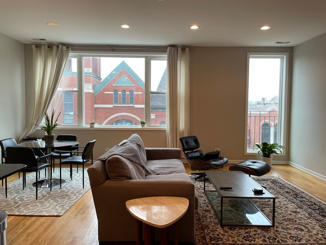 Living room - 2216 W North Ave