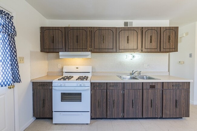 Building Photo - 3020 Lyme St