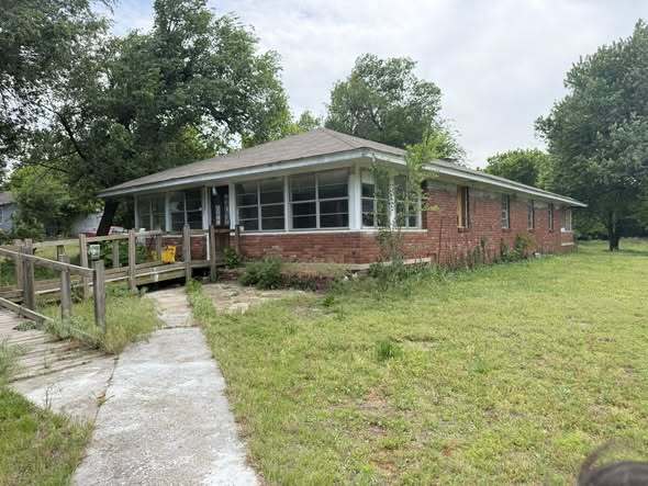 Building Photo - 1415 Lloyd Dr