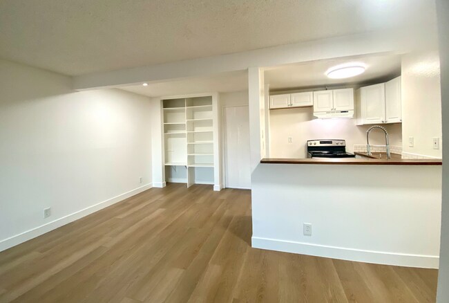 Foto del edificio - Stunning 1 Bed/1 Bath Condo Apartment with Private Balcony, Hardwood Flooring, AC, and Spacious L...