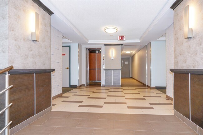 Foto del edificio - 32 Whites Ave