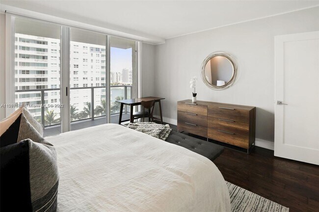 Building Photo - 1155 Brickell Bay Dr