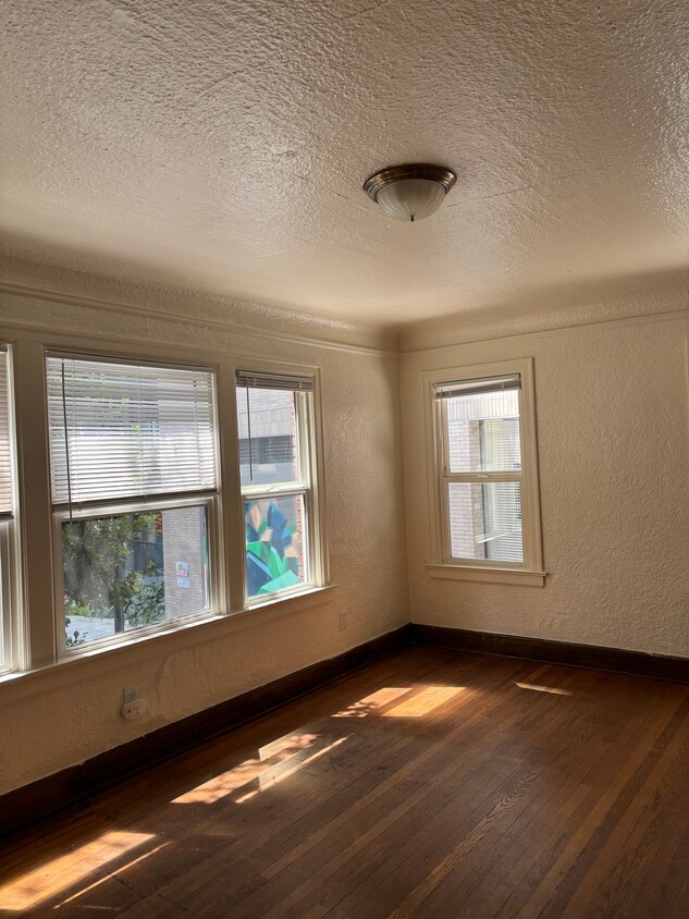 Photo - 4541 Brooklyn Ave NE (Seattle, WA)
