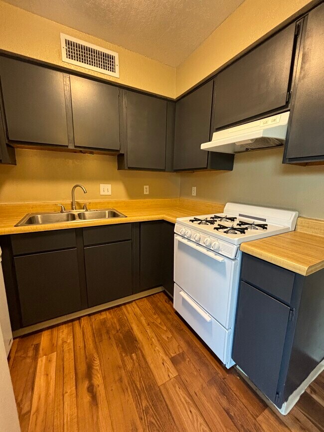 Kitchen - 2947 N Palo Verde Ave