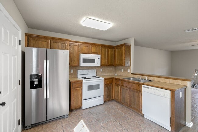 Building Photo - Siloam TownHome