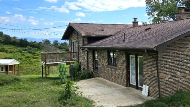 Foto del edificio - Cumberland Gap / Harrogate 37724 - Horse Friendly, 4 bedroom, 2 bath home with stable - Contact B...