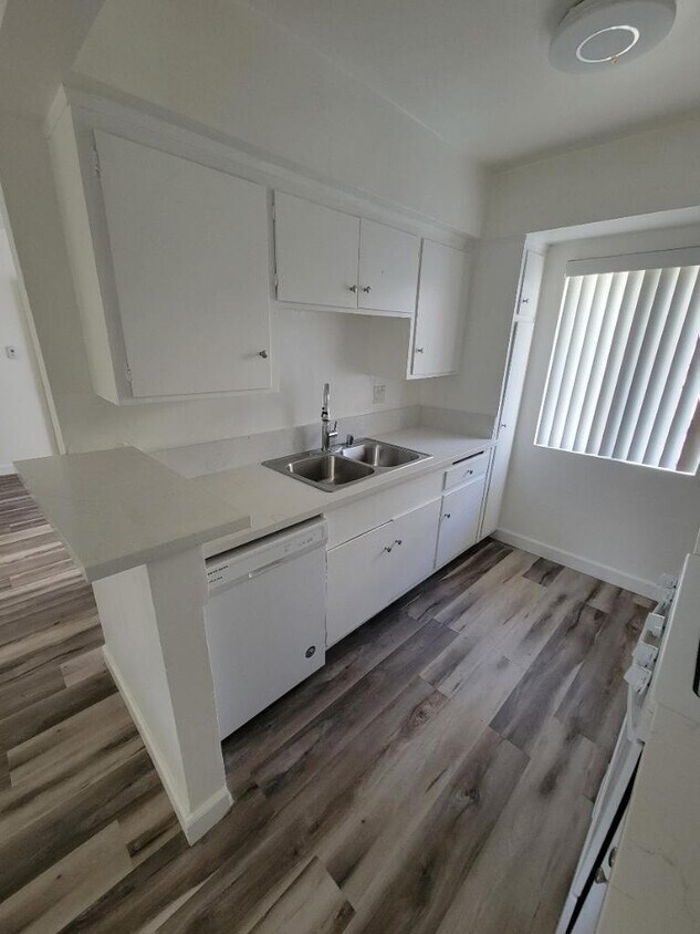 Foto principal - 18560 Burbank Blvd