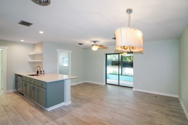 Building Photo - South Venice Annual Home for Rent