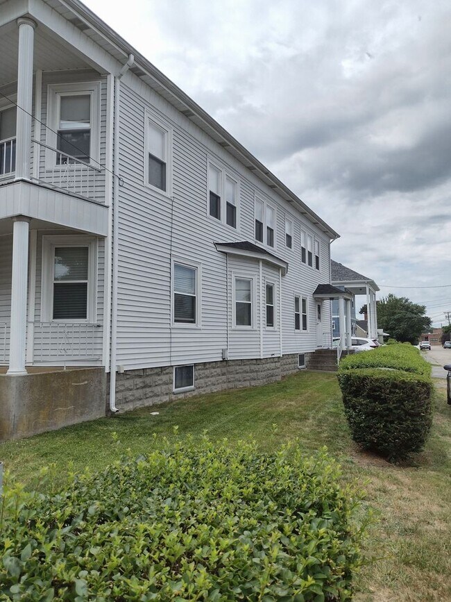 Foto del edificio - Pawtucket/Darlington – Large Two Bed - $1,450