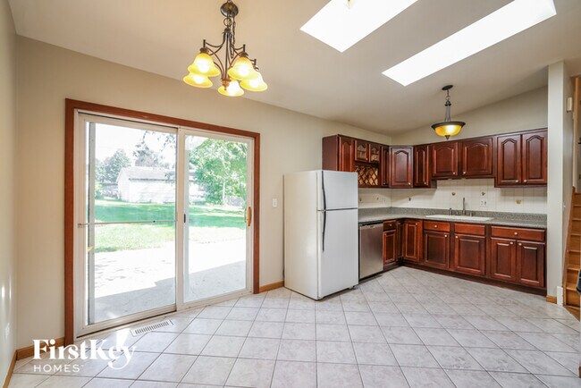 Building Photo - 219 Valley Dr